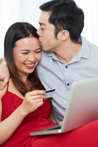 Pareja de enamorados comprando juntos en línea