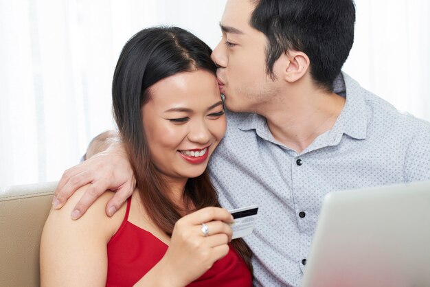 Pareja de enamorados comprando juntos en línea