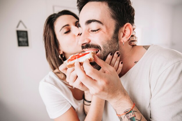 Pareja de enamorados desayunando