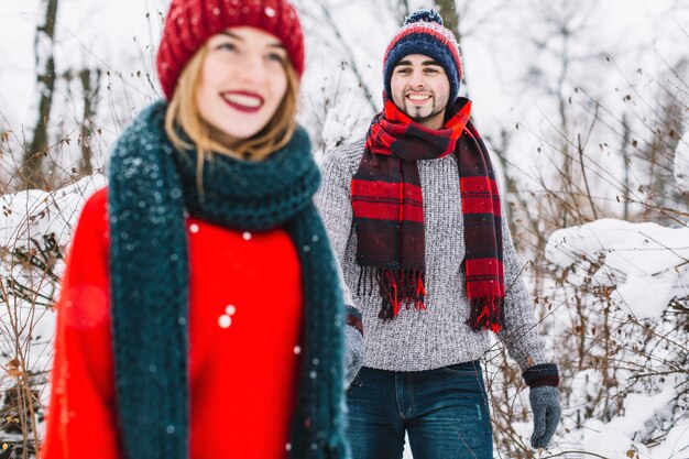 Pareja de enamorados disfrutando el tiempo en invierno