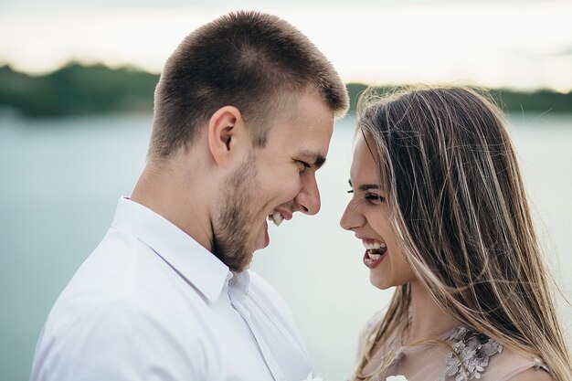 La pareja de enamorados se miman el uno al otro