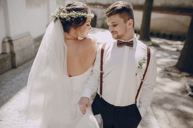 Pareja de enamorados mirándose el uno al otro