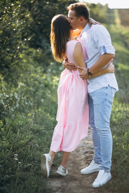 Pareja de enamorados en el parque