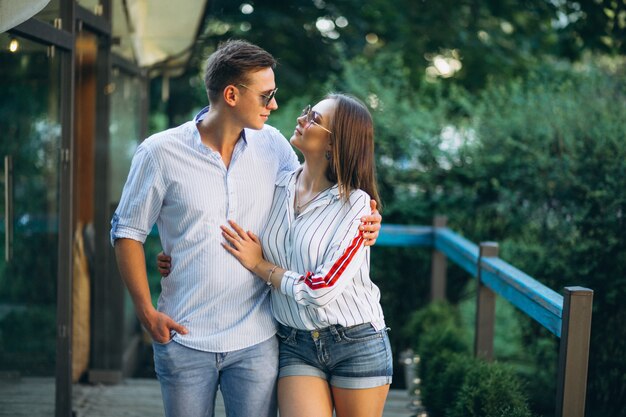 Pareja de enamorados en el parque