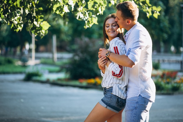 Pareja de enamorados en el parque