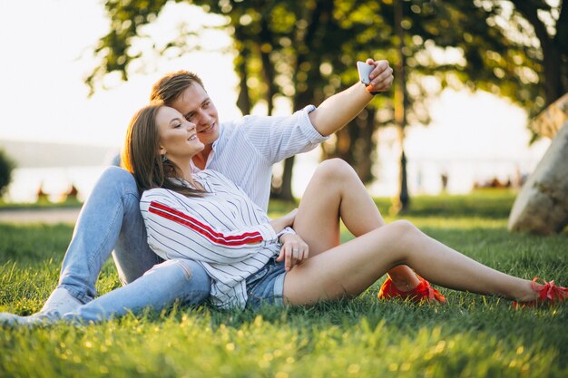 Pareja de enamorados en el parque