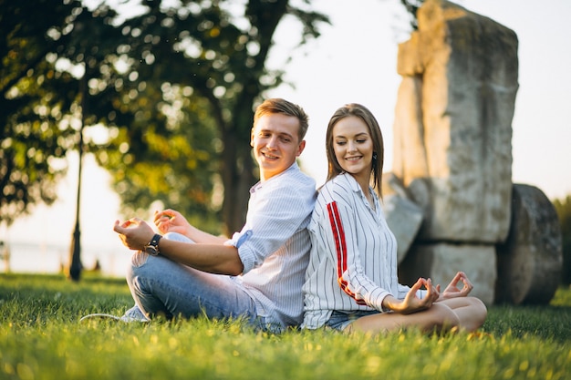 Pareja de enamorados en el parque