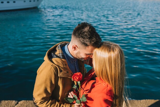 Pareja de enamorados posando en el paseo marítimo de la ciudad