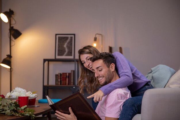 Pareja de enamorados relajándose en la sala de estar