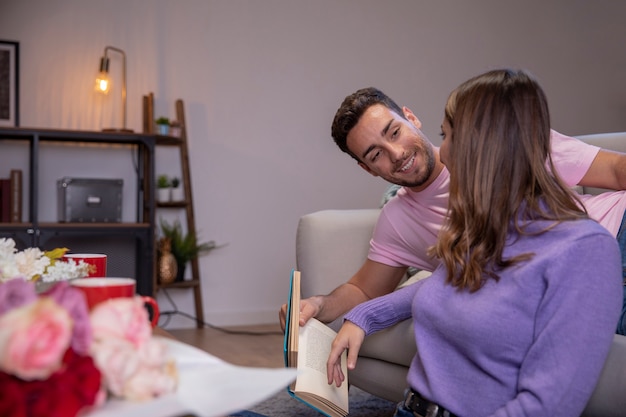 Foto gratuita pareja de enamorados relajantes en casa