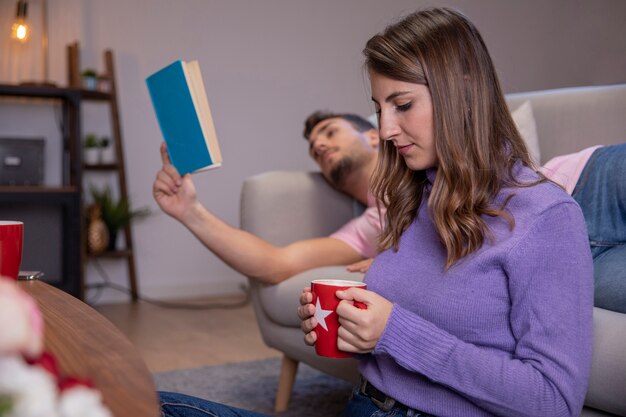 Pareja de enamorados relajantes en casa