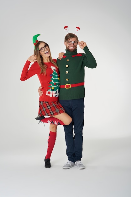 Pareja de enamorados en ropa de Navidad