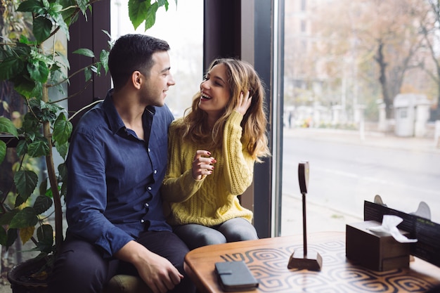 Foto gratuita pareja de enamorados tomando café en la cafetería