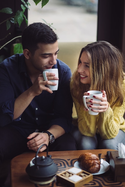 Pareja de enamorados tomando café en la cafetería