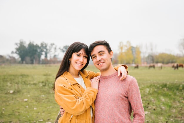 Pareja encantada abrazando en Prado