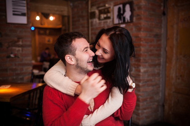 Foto gratuita pareja encantadora abrazando y riendo fuerte