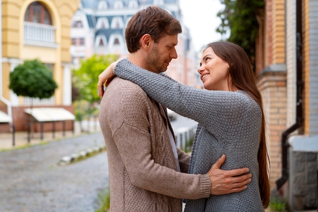 Una pareja encantadora en la calle.