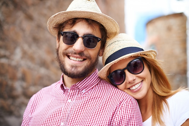 Pareja encantadora dando un paseo romántico