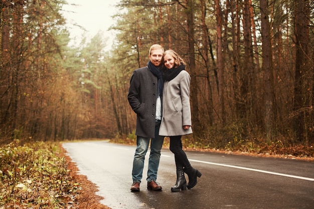 Pareja encantadora en un día de otoño