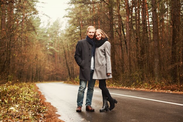 Pareja encantadora en un día de otoño