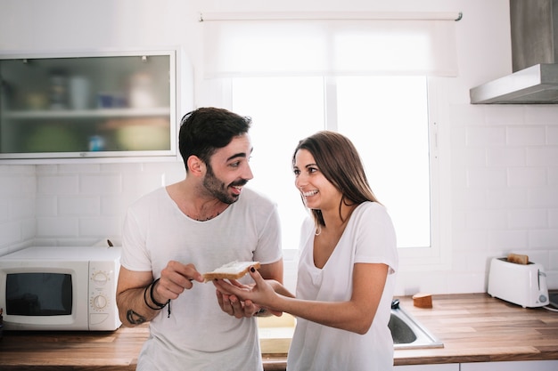 Pareja encantadora haciendo brindis juntos