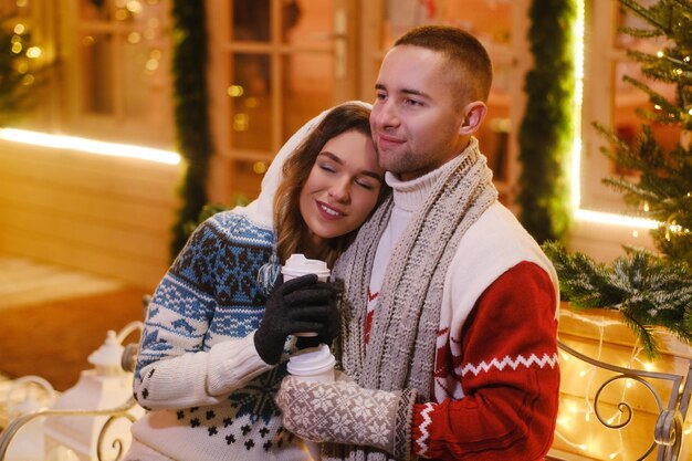 Una pareja encantadora se siente feliz mientras disfruta de la Nochebuena en una calle decorada.