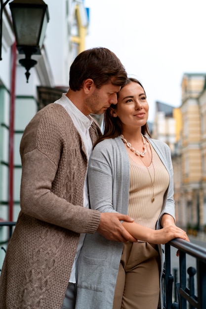 Foto gratuita una pareja encantadora en una terraza.