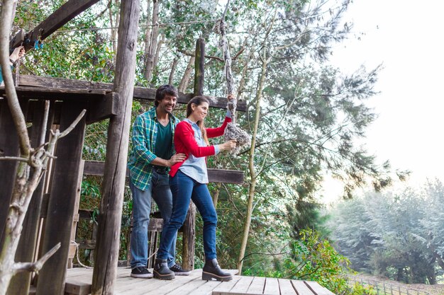 Pareja encantadora visitando el parque de aventuras