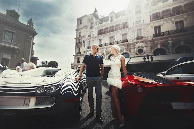 Pareja se encuentra entre Bugatti y Lamborgini en algún lugar de Monte Carlo