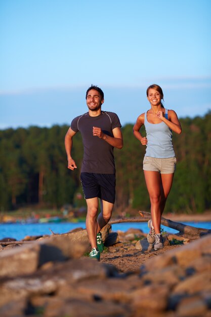 Pareja energética trotando por la mañana