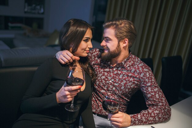 Pareja de enfriamiento con copas de vino