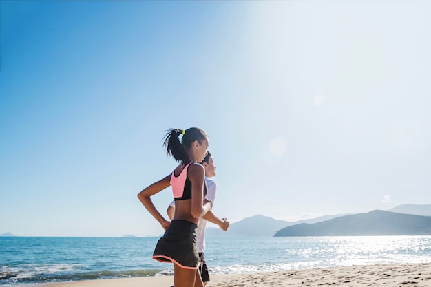 Foto gratuita pareja en entrenamiento de playa