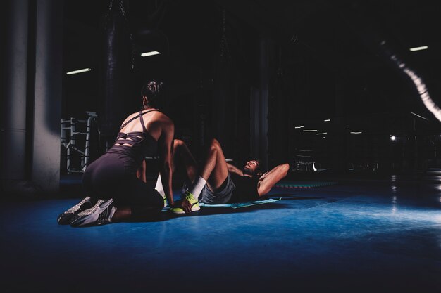 Pareja entrenando en gimnasio