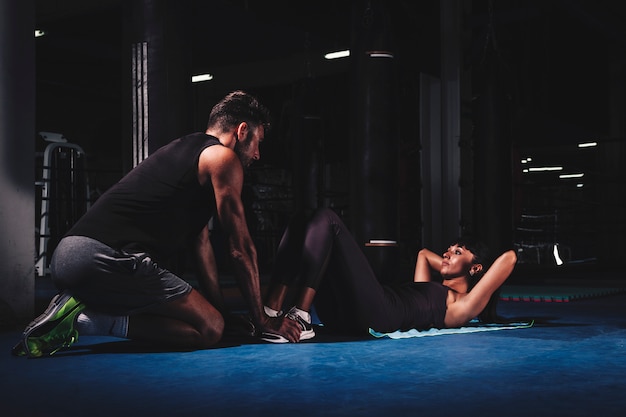 Pareja entrenando en gimnasio