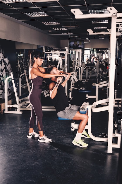 Foto gratuita pareja entrenando en gimnasio