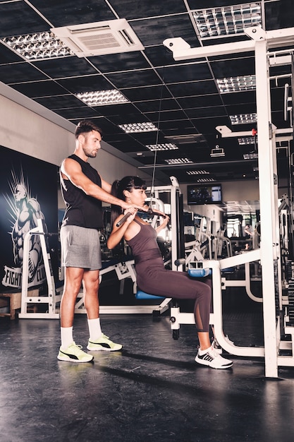 Pareja entrenando en gimnasio