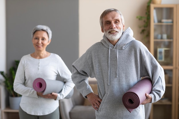 Foto gratuita pareja entrenando juntos en casa