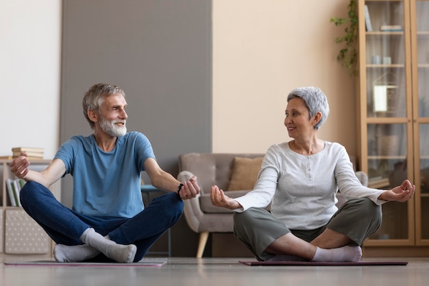 Pareja entrenando juntos en casa