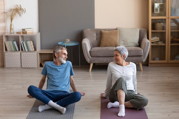 Pareja entrenando juntos en casa