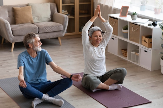 Pareja entrenando juntos en casa