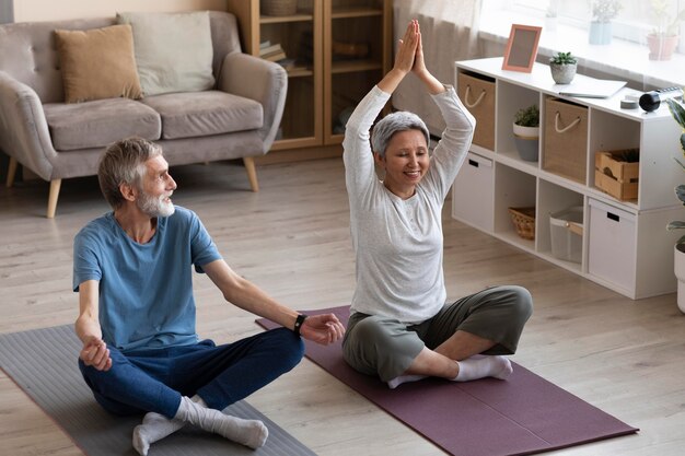 Pareja entrenando juntos en casa