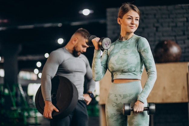 Pareja entrenando juntos en el gimnasio