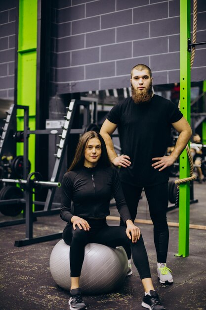 Pareja entrenando juntos en el gimnasio