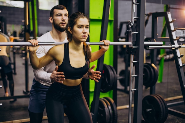 Pareja entrenando juntos en el gimnasio