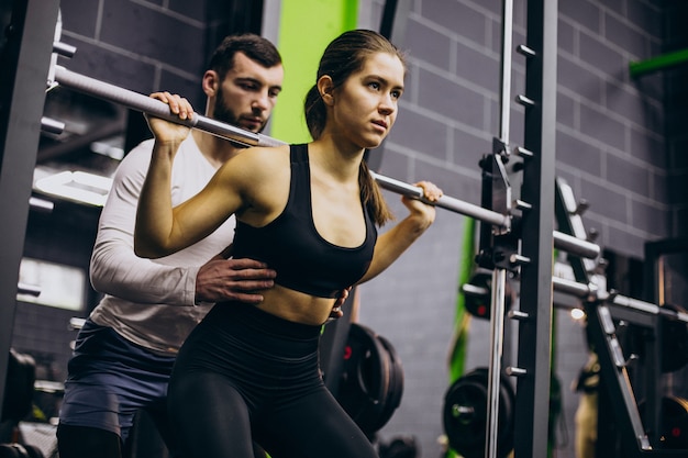 Pareja entrenando juntos en el gimnasio