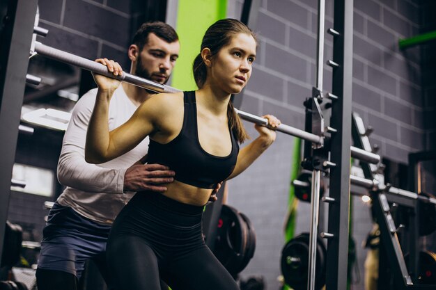 Pareja entrenando juntos en el gimnasio