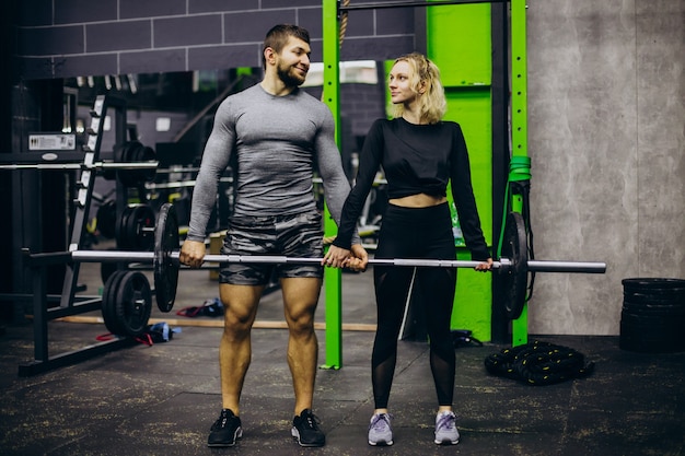 Pareja entrenando juntos en el gimnasio