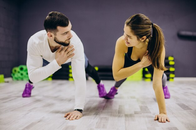 Pareja entrenando juntos en el gimnasio