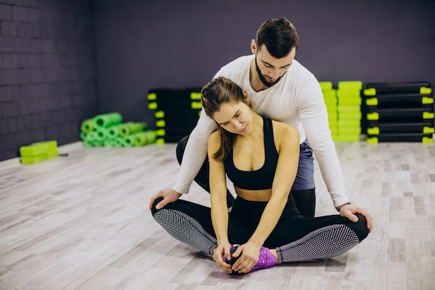 Pareja entrenando juntos en el gimnasio