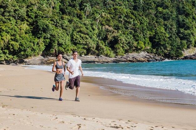 Pareja entrenando en verano